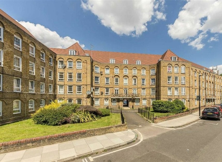 Flat Watts Street in Greater London