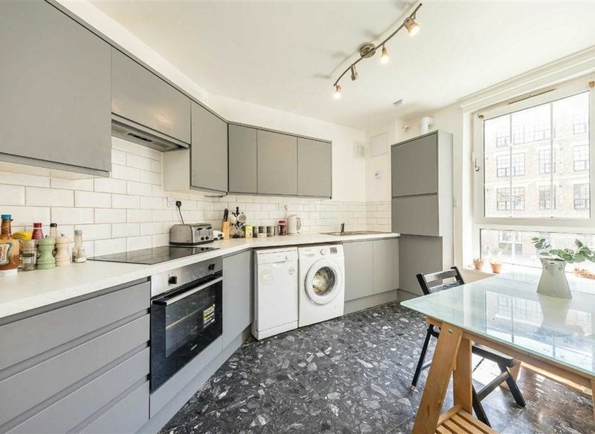 Flat Watts Street in Greater London