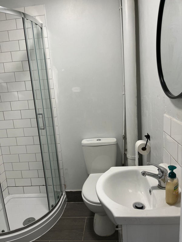 Room Frobisher Road in Greater London