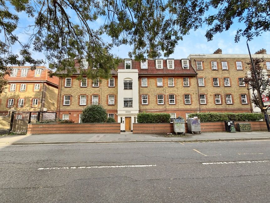 Flat Manor Road in Greater London