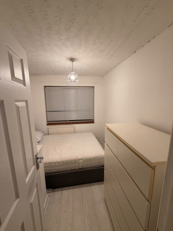 Room Southgate Drive in Crawley