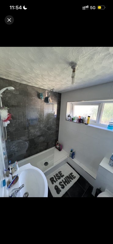 Room Southgate Drive in Crawley