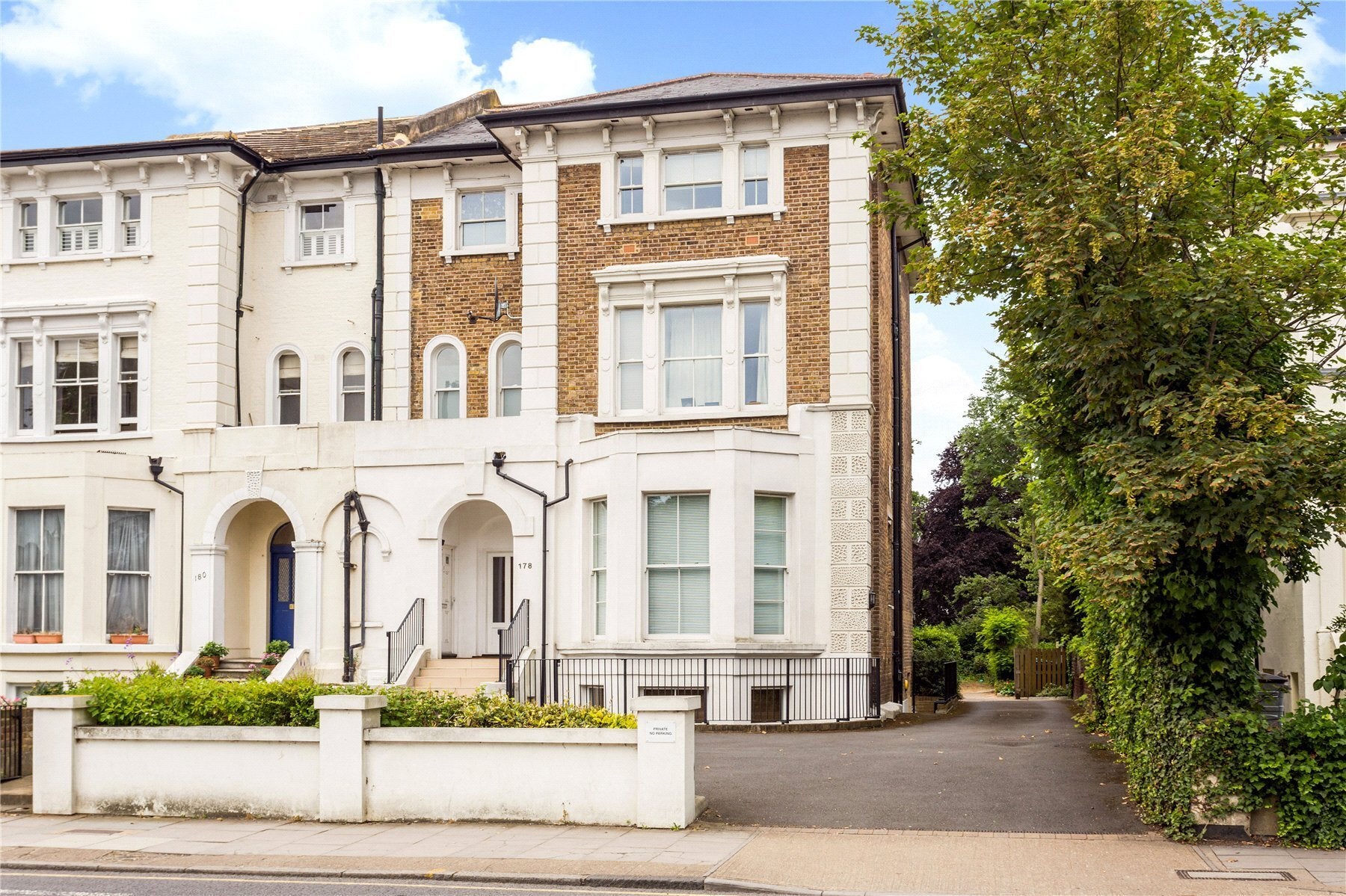 Flat Ewell Road in Greater London