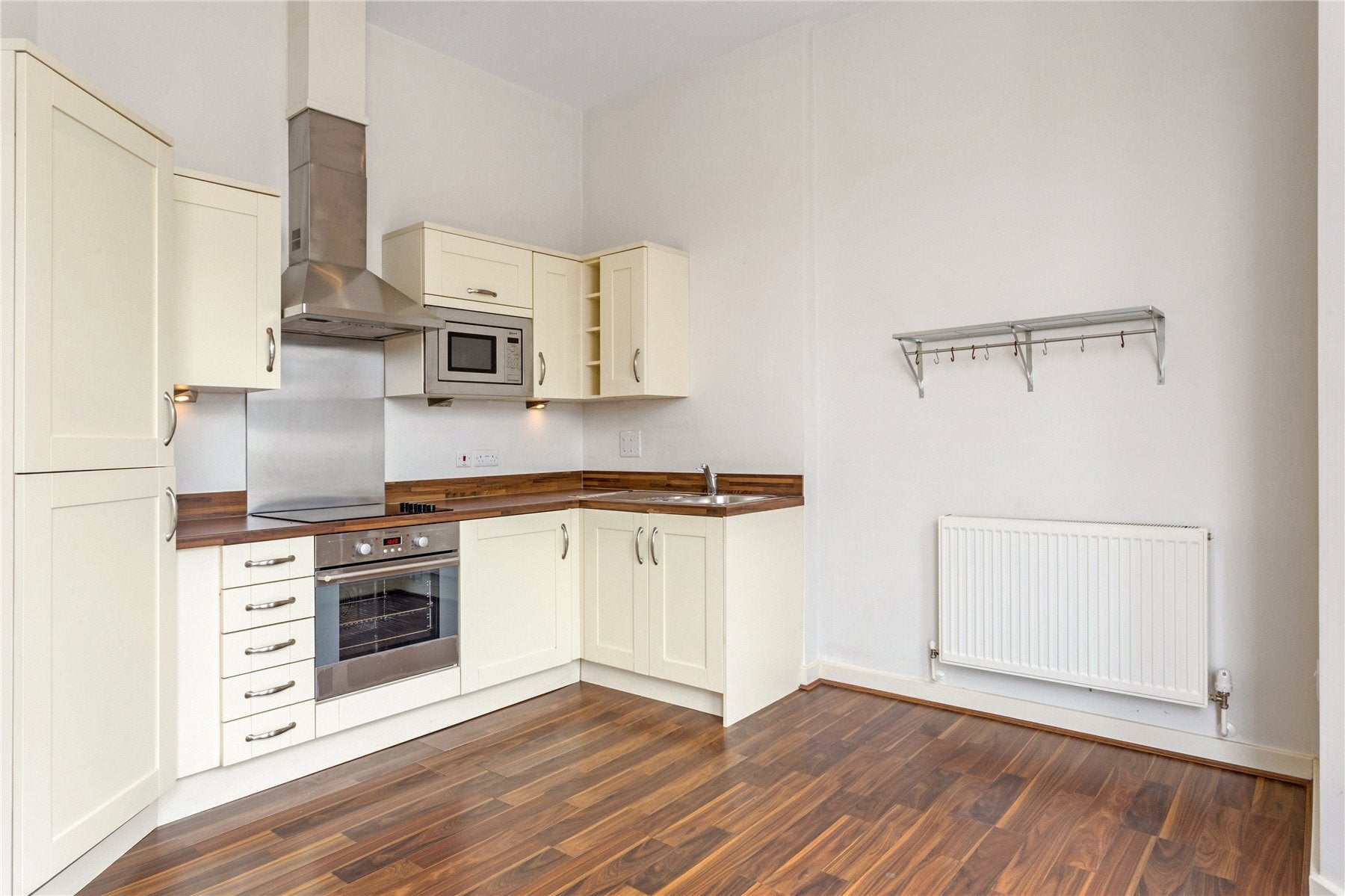 Flat Ewell Road in Greater London