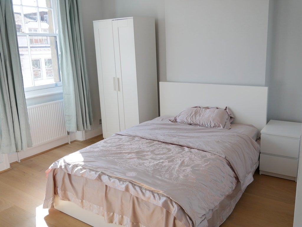 Flat Barkston Gardens in Greater London
