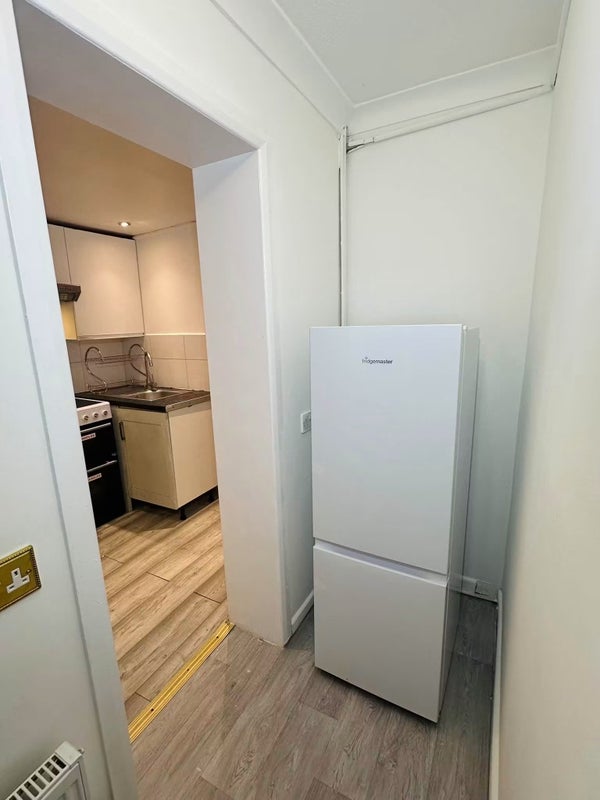Room Dalberg Way in Greater London