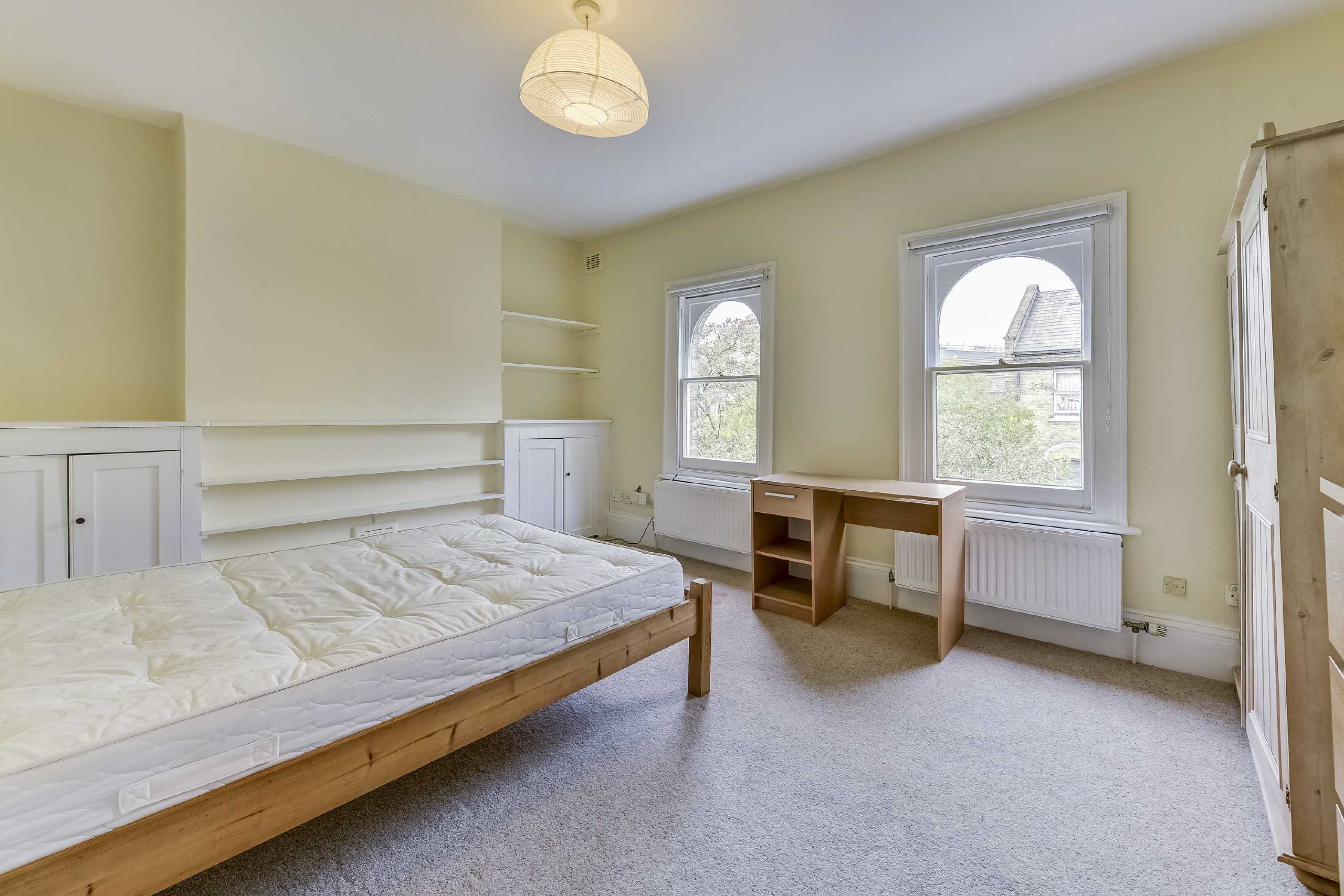 Flat Vauxhall Grove in Greater London
