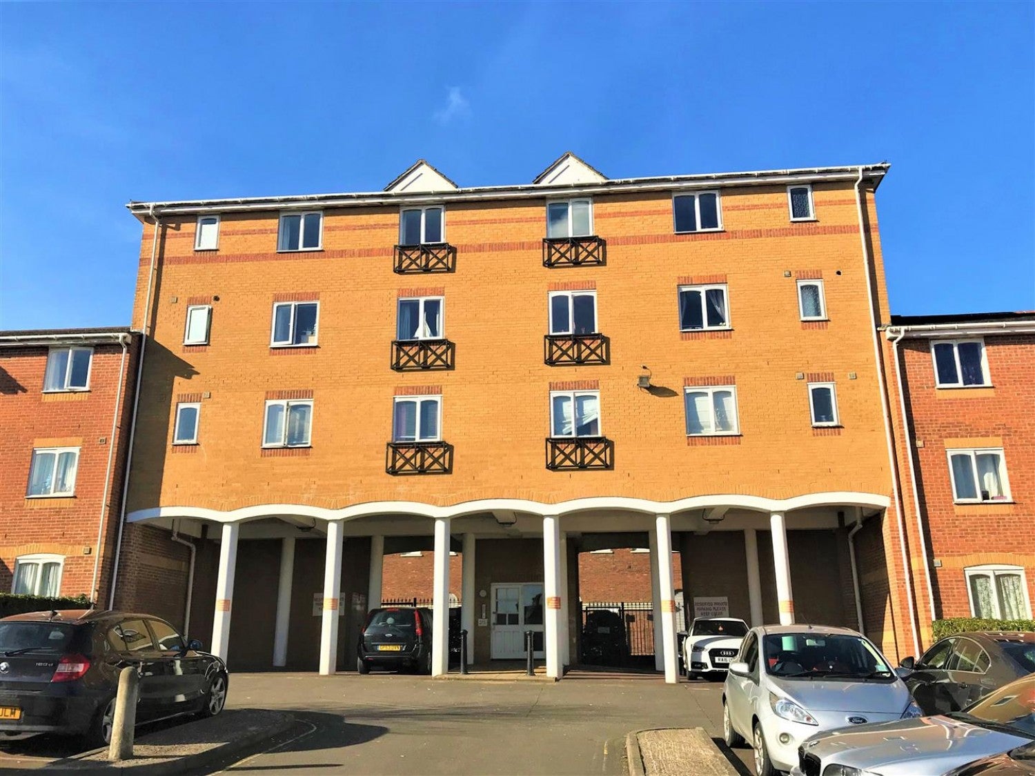 Flat Ascot Court in Rushmoor