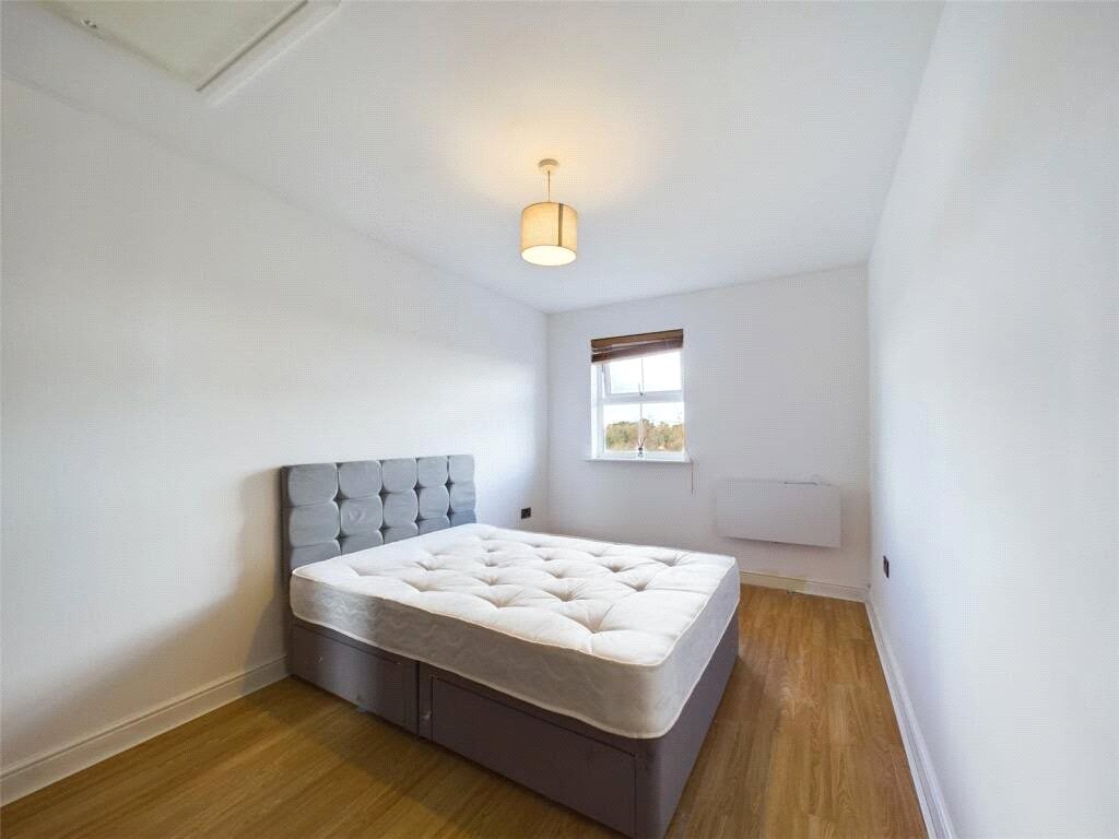 Flat Alexandra Road in Rushmoor