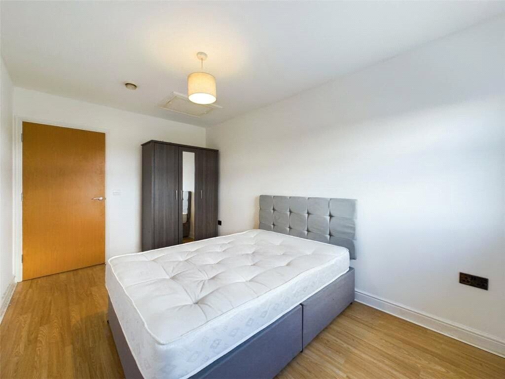 Flat Alexandra Road in Rushmoor
