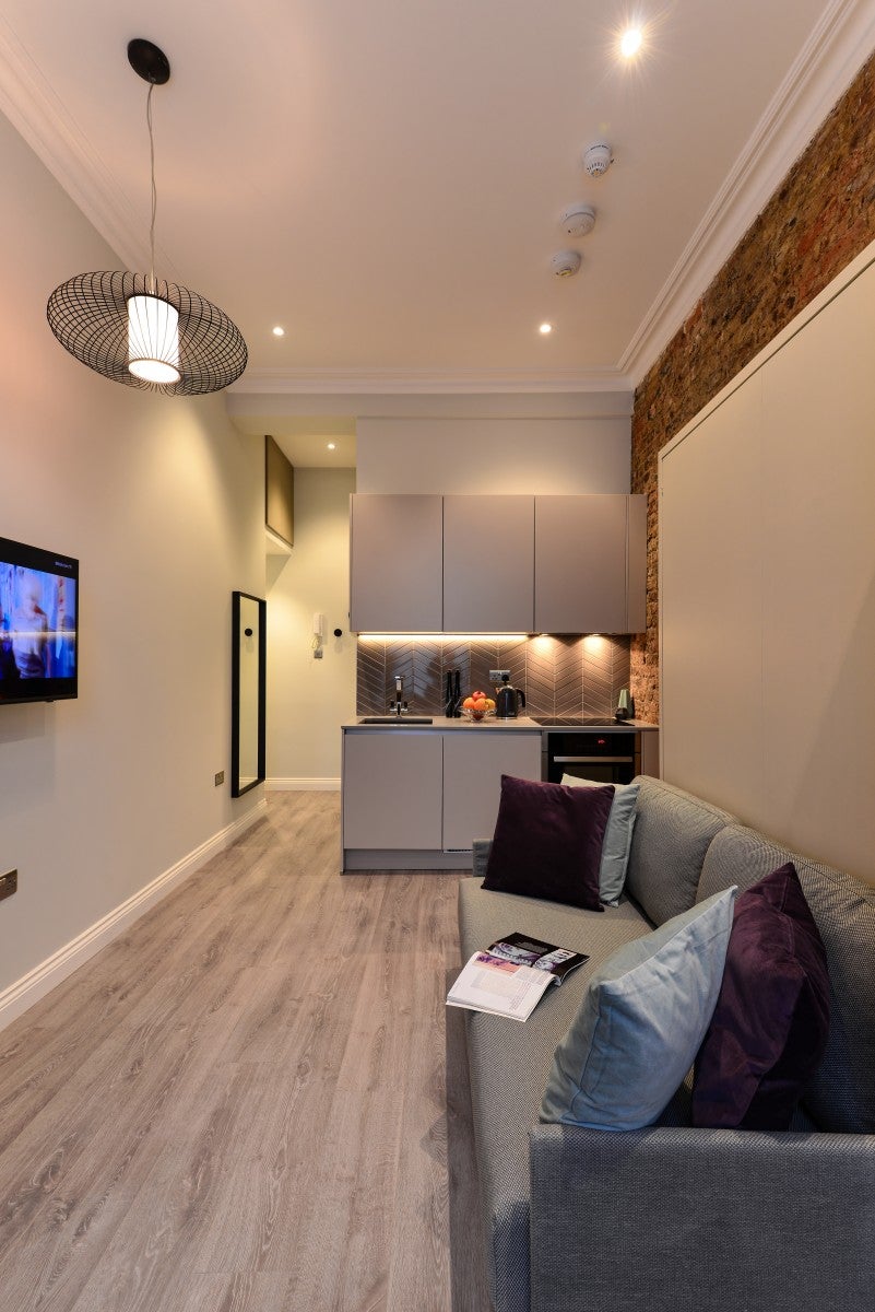 Flat Linden Gardens in Greater London