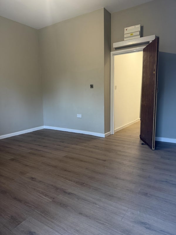 Flat Dagnall Park in Greater London