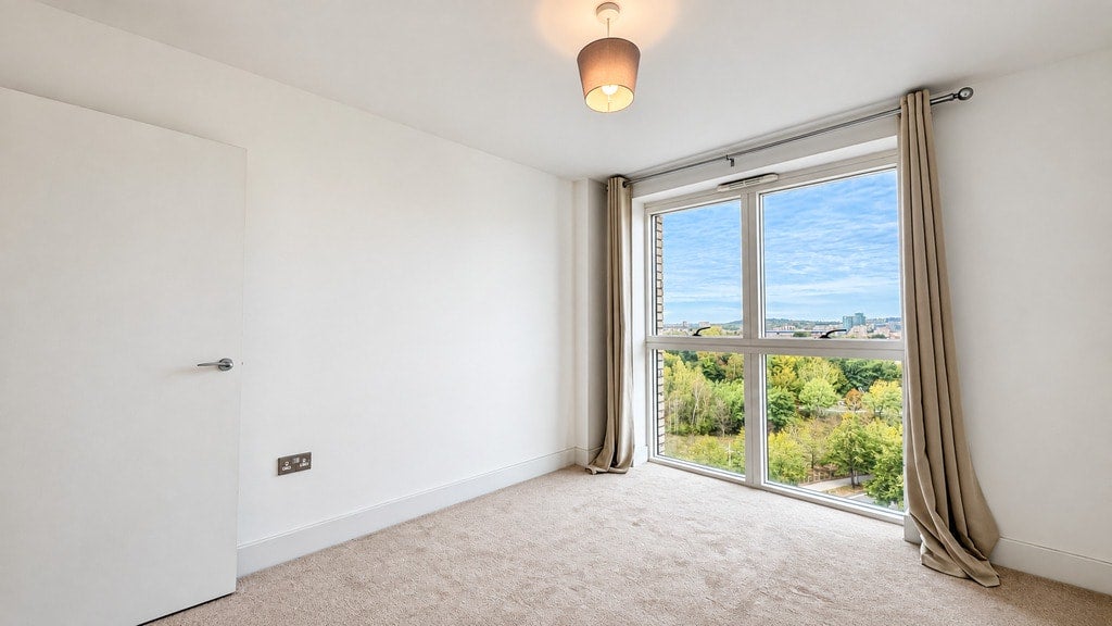 Flat Lakeside Drive in Greater London
