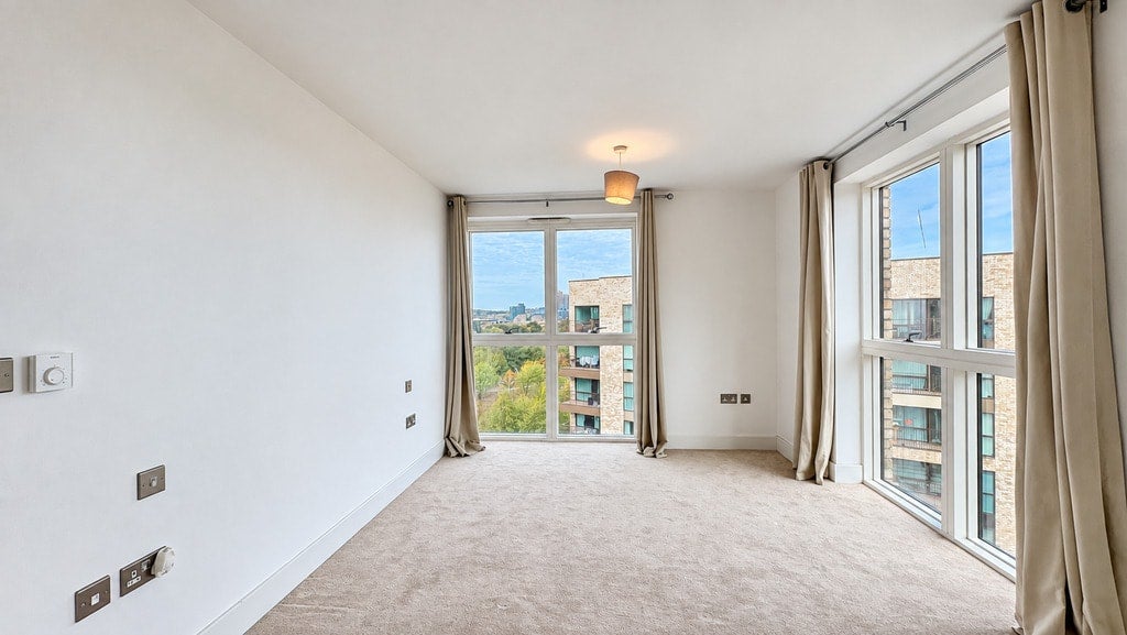 Flat Lakeside Drive in Greater London