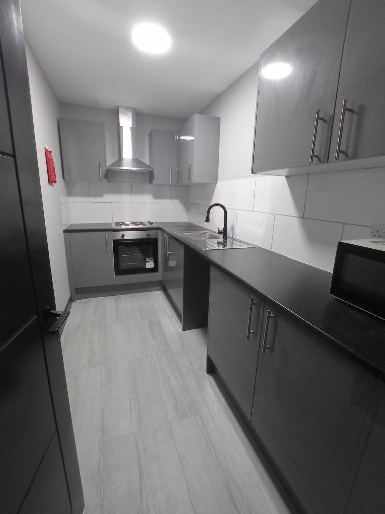 Flat Ferrymead Avenue in Greater London