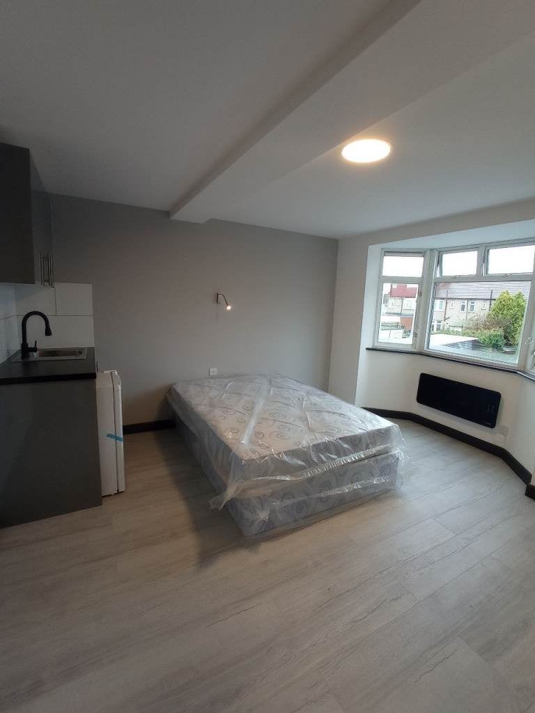 Flat Ferrymead Avenue in Greater London
