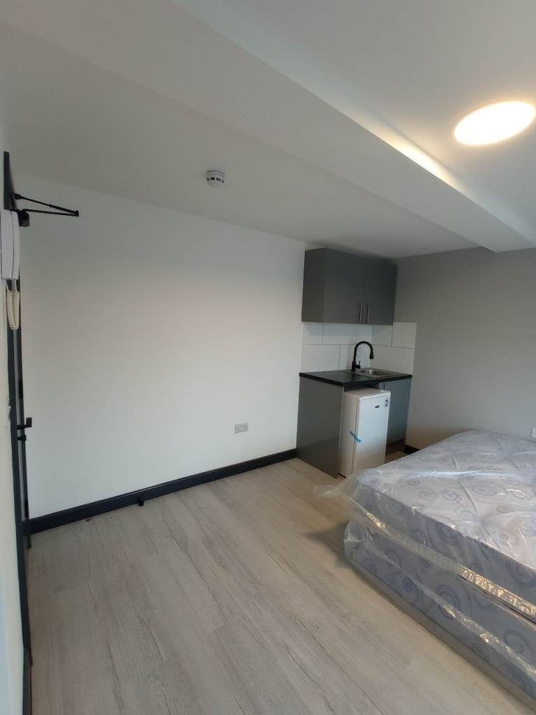 Flat Ferrymead Avenue in Greater London