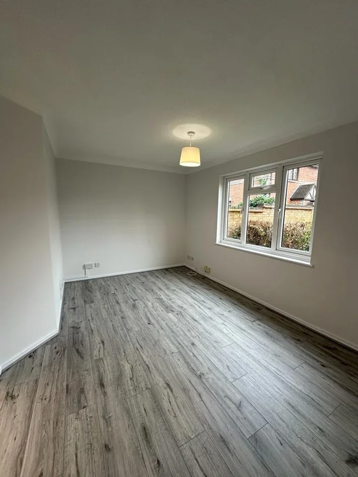 Flat Ladygrove Drive in Guildford