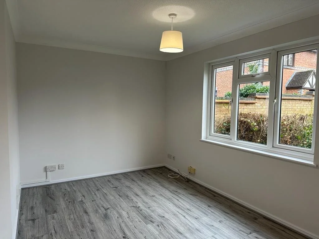 Flat Ladygrove Drive in Guildford