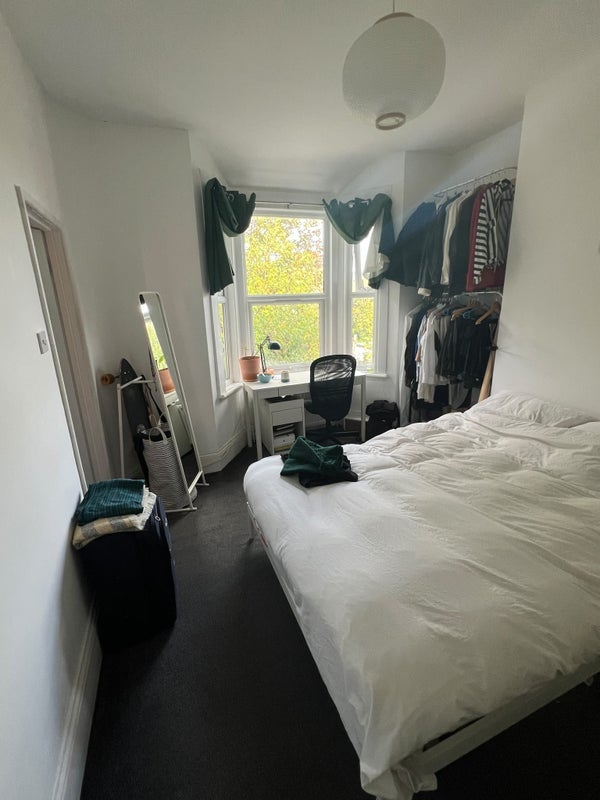 Room Cleveleys Road in Greater London