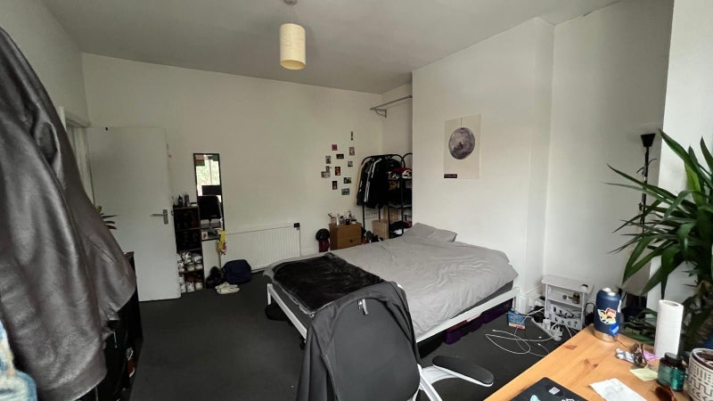 Room Cleveleys Road in Greater London