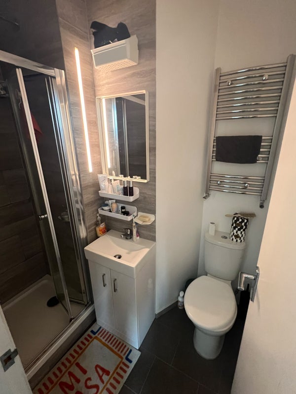 Room Cleveleys Road in Greater London