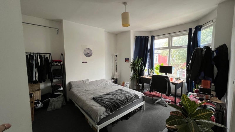 Room Cleveleys Road in Greater London