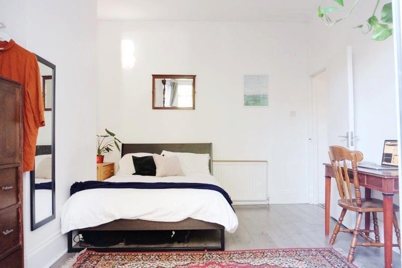 Room Cleveleys Road in Greater London