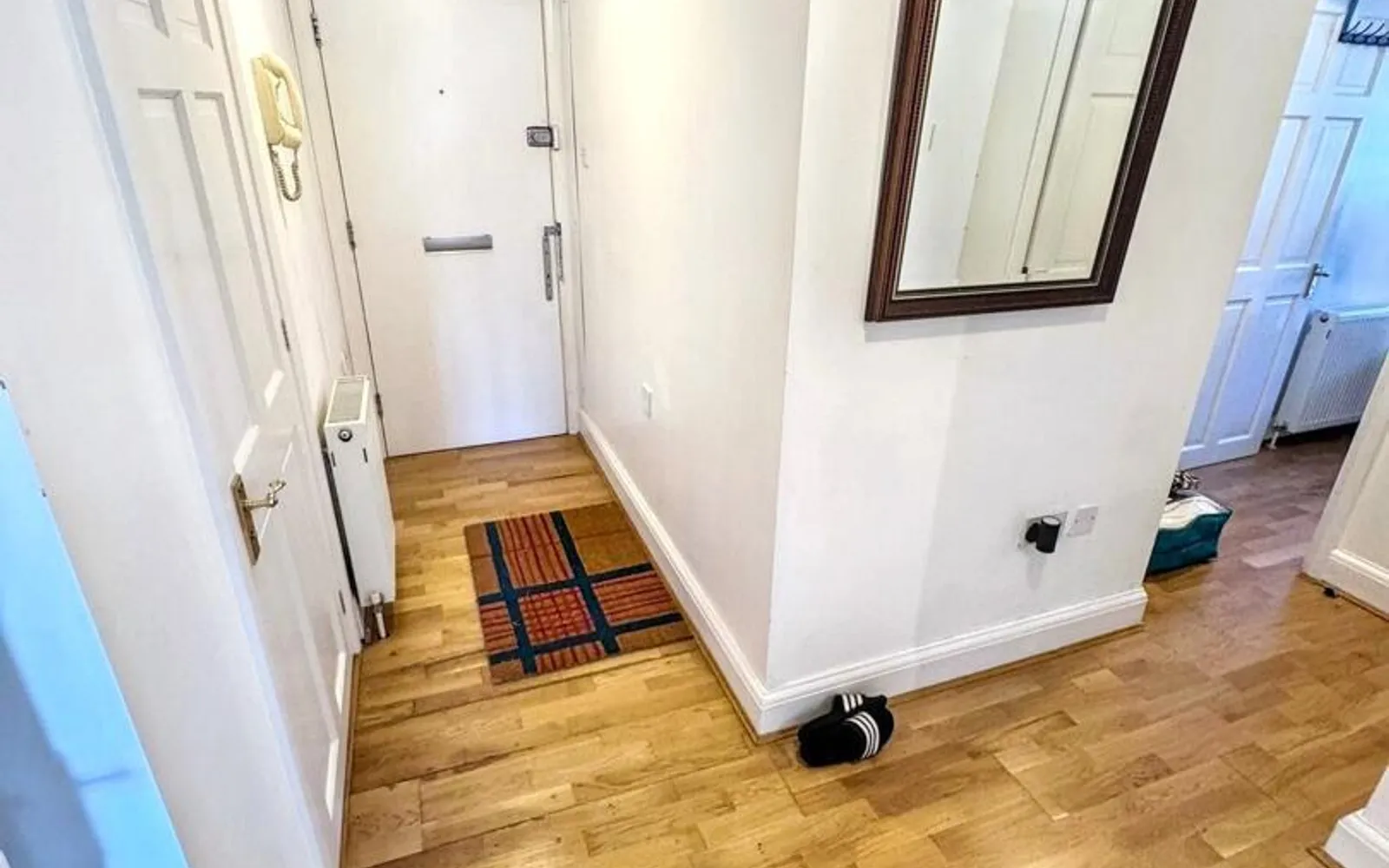 Flat Hendon Lane in Greater London
