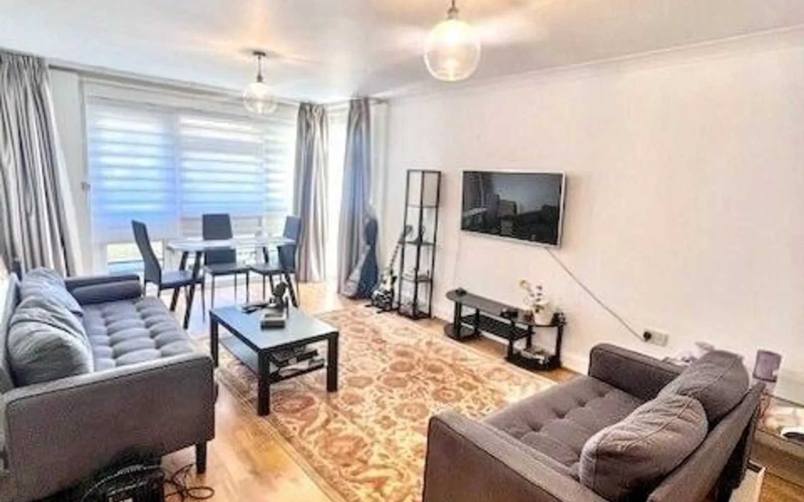 Flat Hendon Lane in Greater London