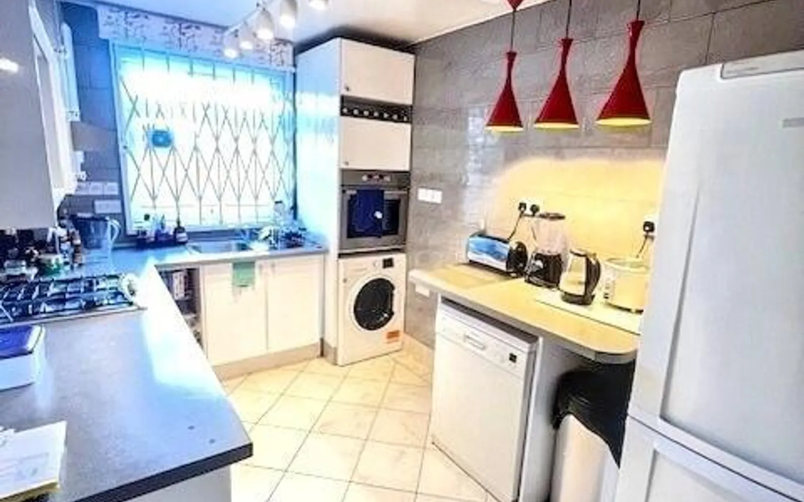 Flat Hendon Lane in Greater London