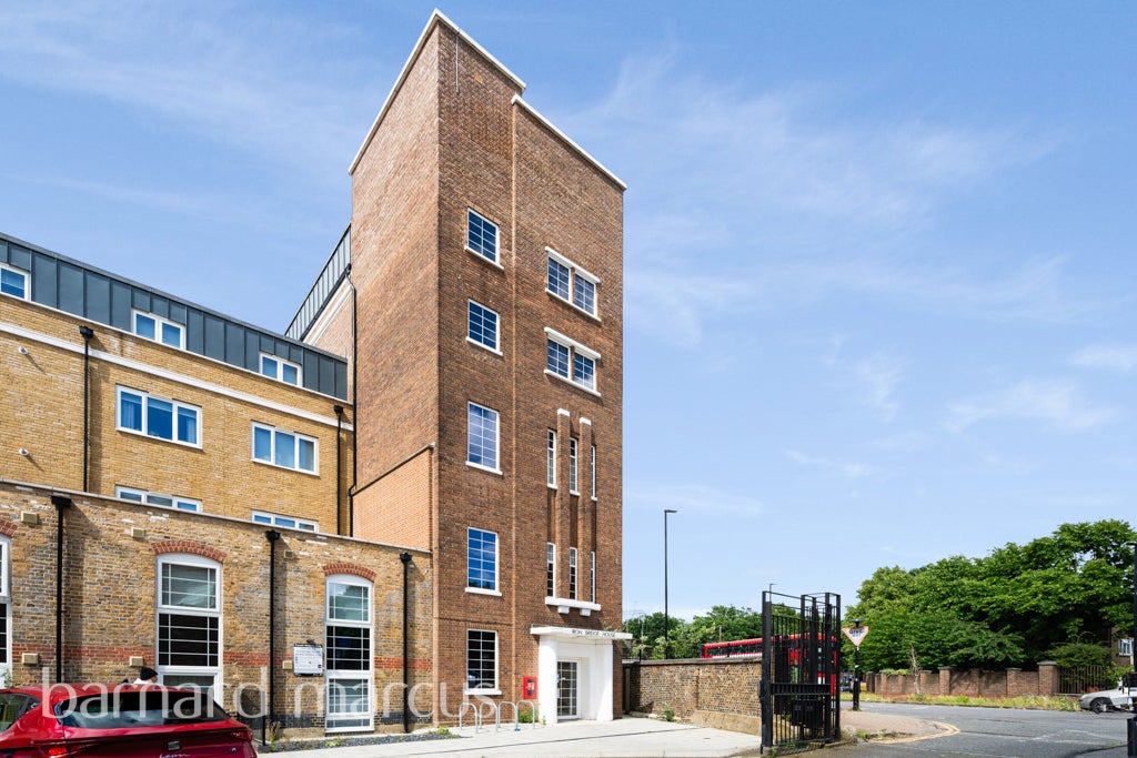 Flat Windmill Place in Greater London