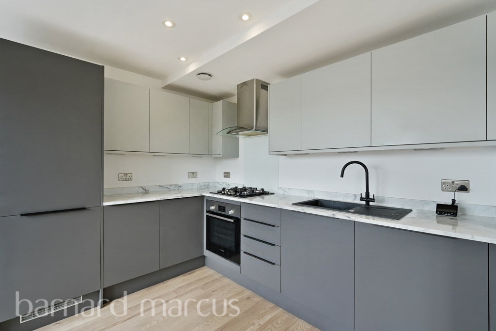 Flat Windmill Place in Greater London