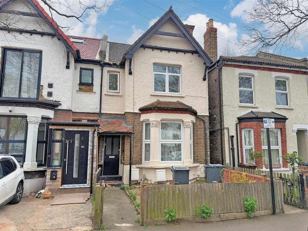 Flat Maswell Park Crescent in Greater London