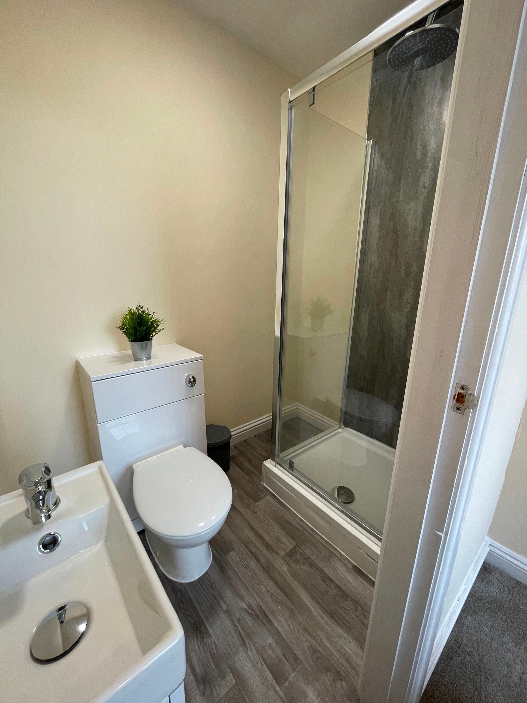 Room Derrington Avenue in Crewe