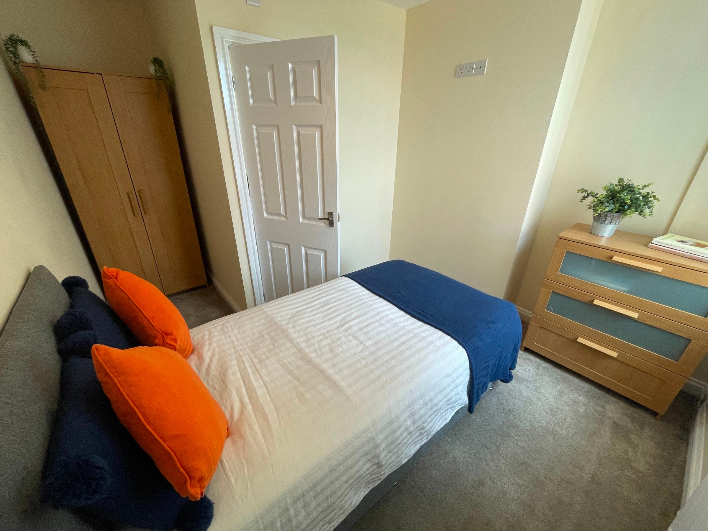 Room Derrington Avenue in Crewe