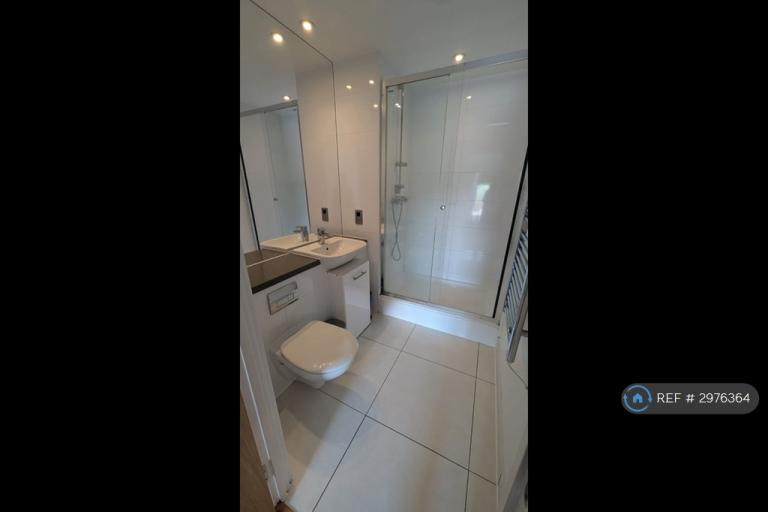 Flat Pinner Road in Greater London