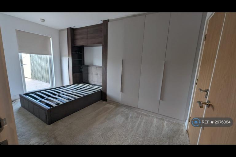 Flat Pinner Road in Greater London