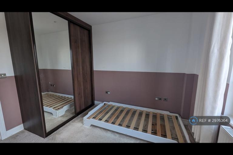 Flat Pinner Road in Greater London