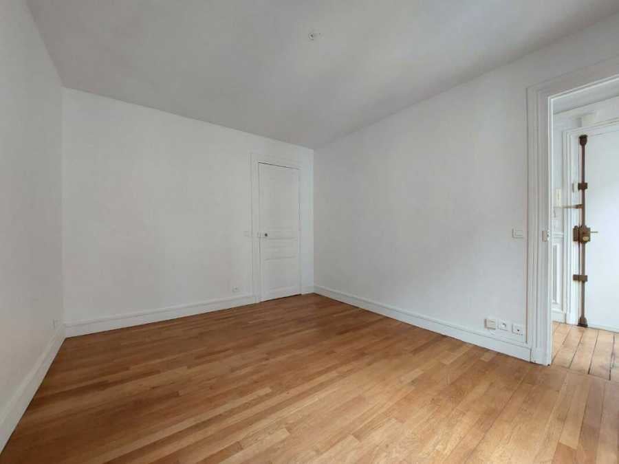 Flat Rue de Chabrol in Paris