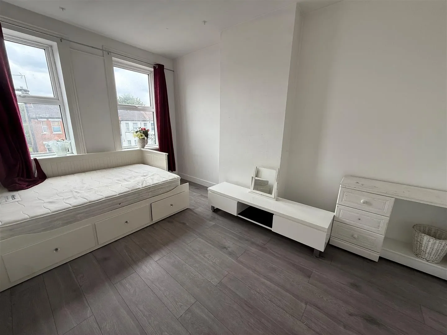 Flat Pinner Road in Greater London