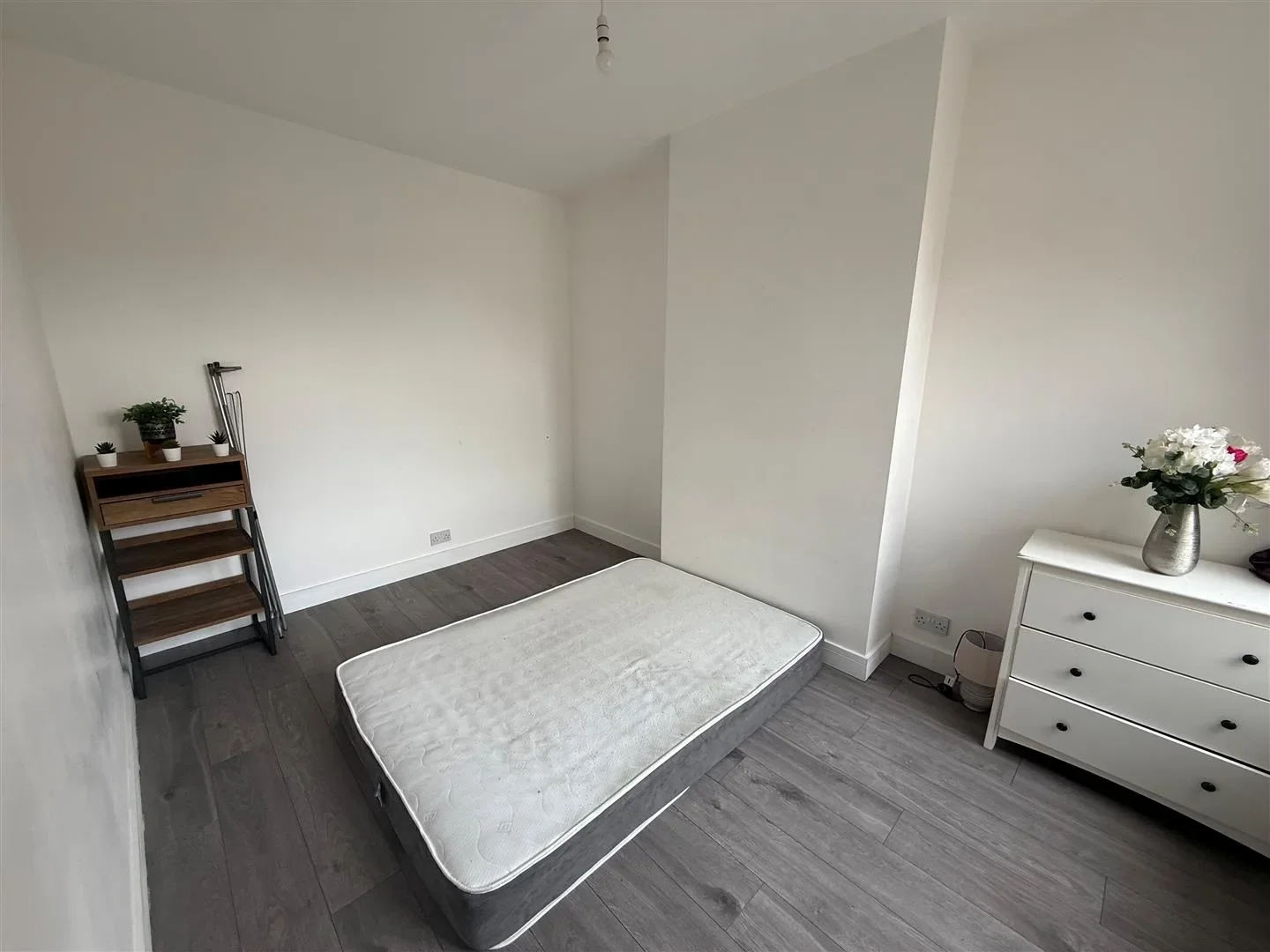 Flat Pinner Road in Greater London