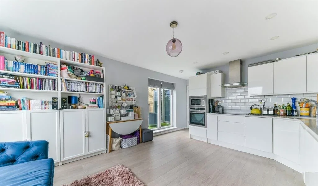Flat Garratt Lane in Greater London