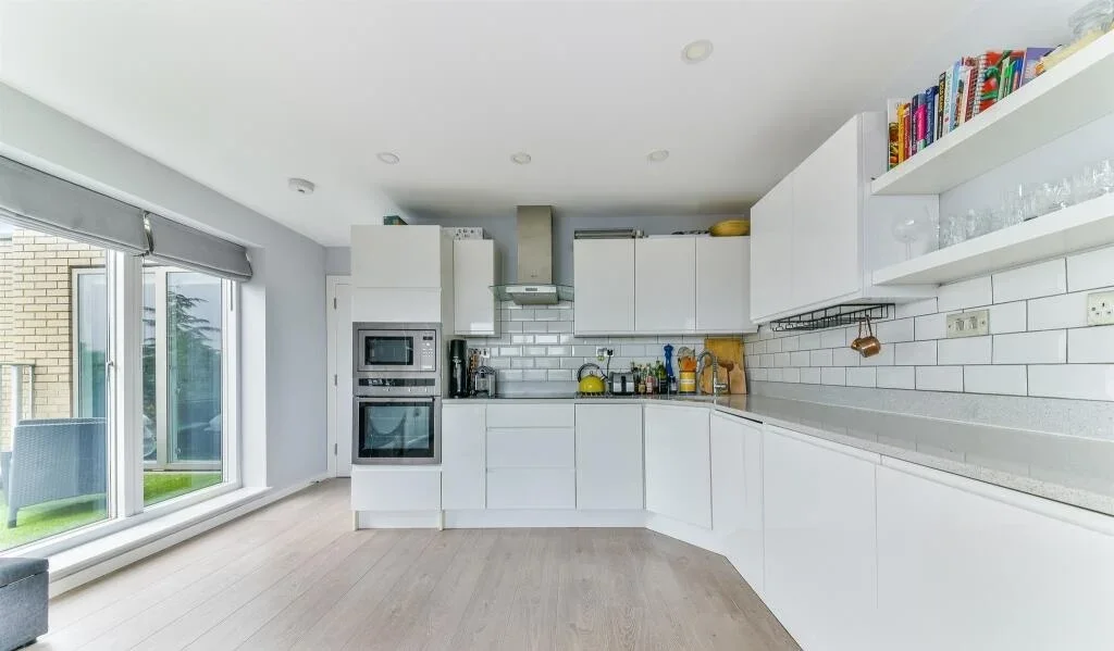 Flat Garratt Lane in Greater London