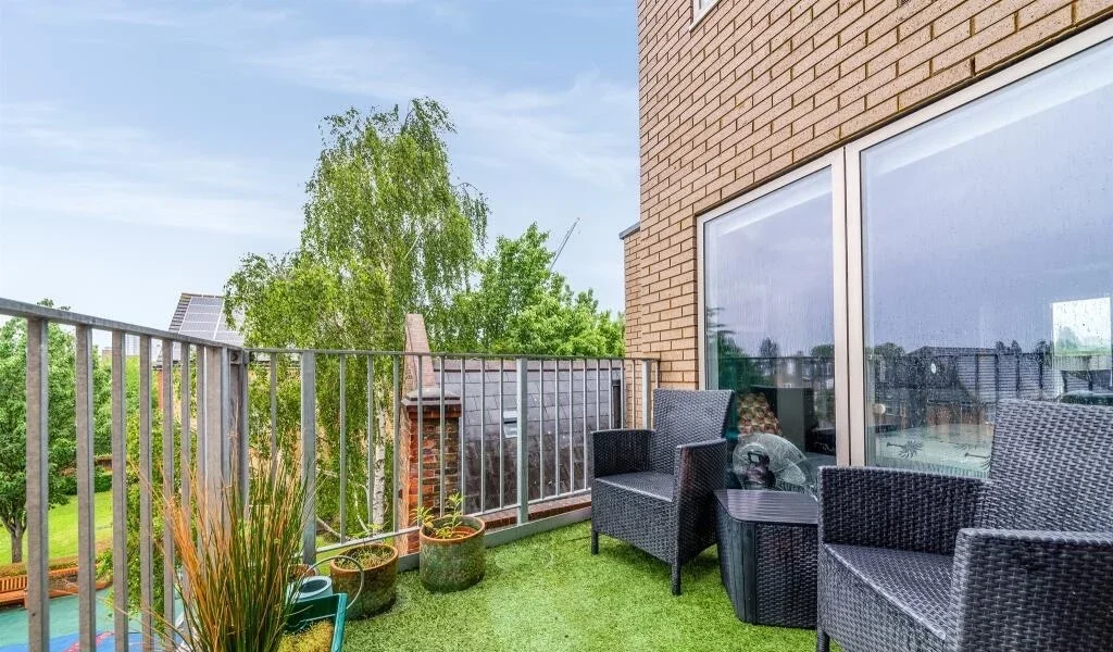 Flat Garratt Lane in Greater London