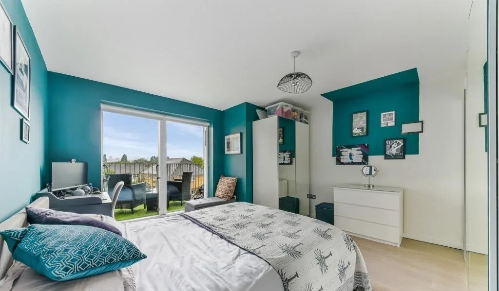 Flat Garratt Lane in Greater London