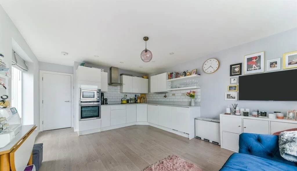 Flat Garratt Lane in Greater London