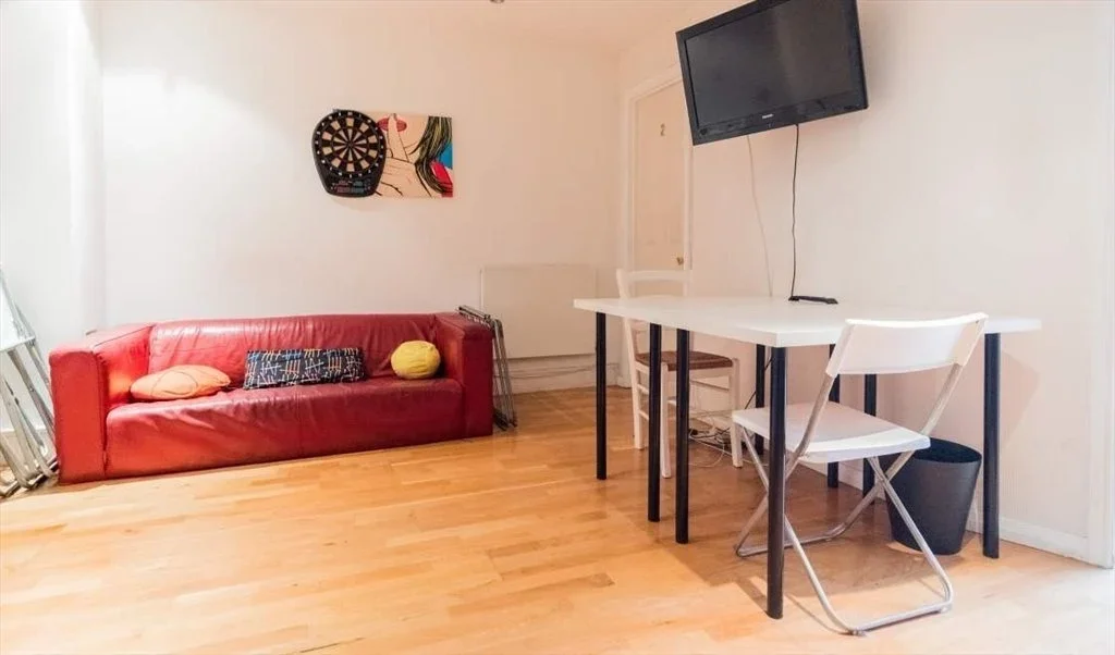 Room Tivoli Mews in Greater London