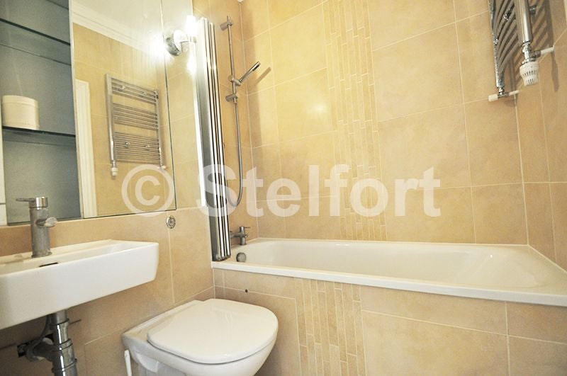 Flat Empire Square in Greater London