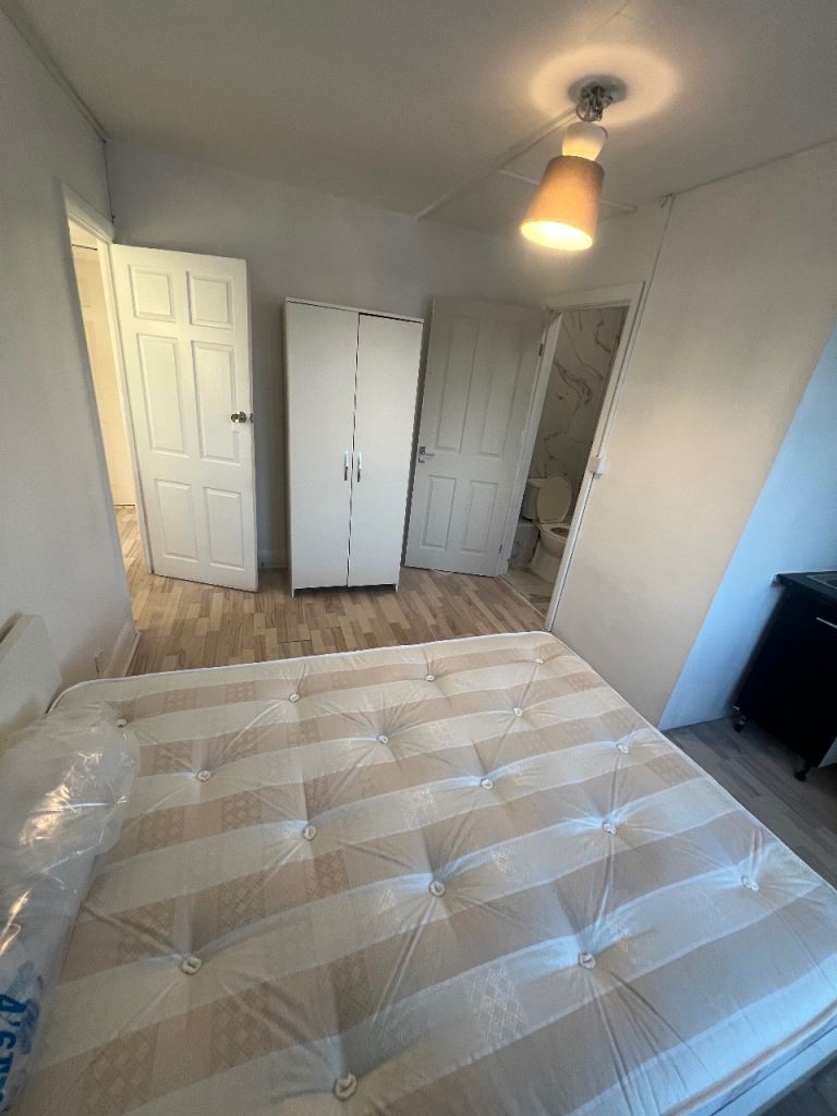Flat Garden Way in Greater London